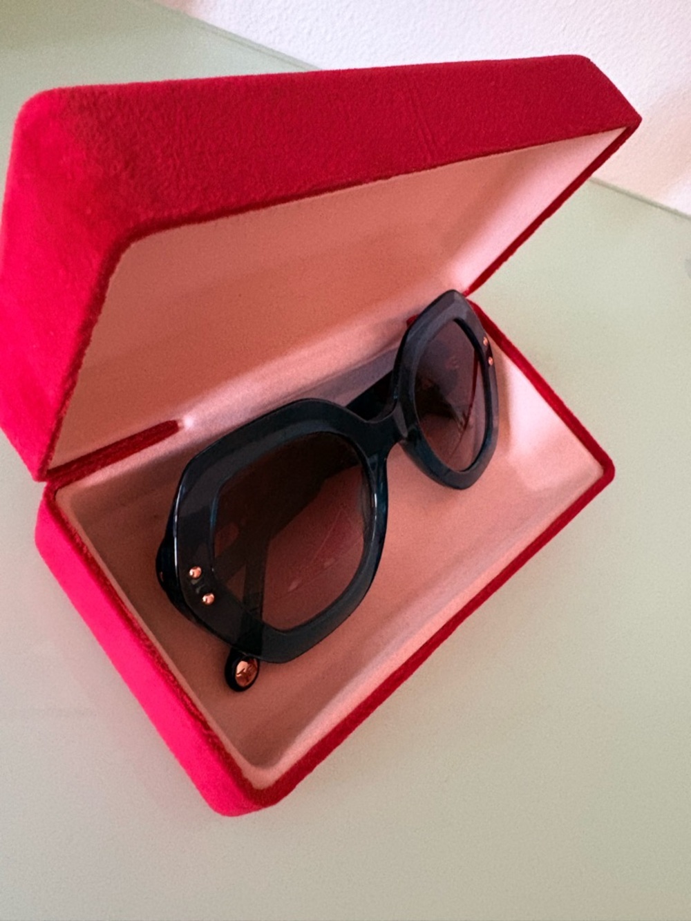 Carolina Herrera Oversized Sunglasses with Original Case - Picture 6 of 15